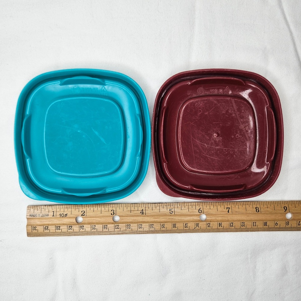 Rubbermaid Easy Find Lids Replacement 7J58 Teal Blue Burgundy Red Set of 2 4.5" - Picture 2 of 3